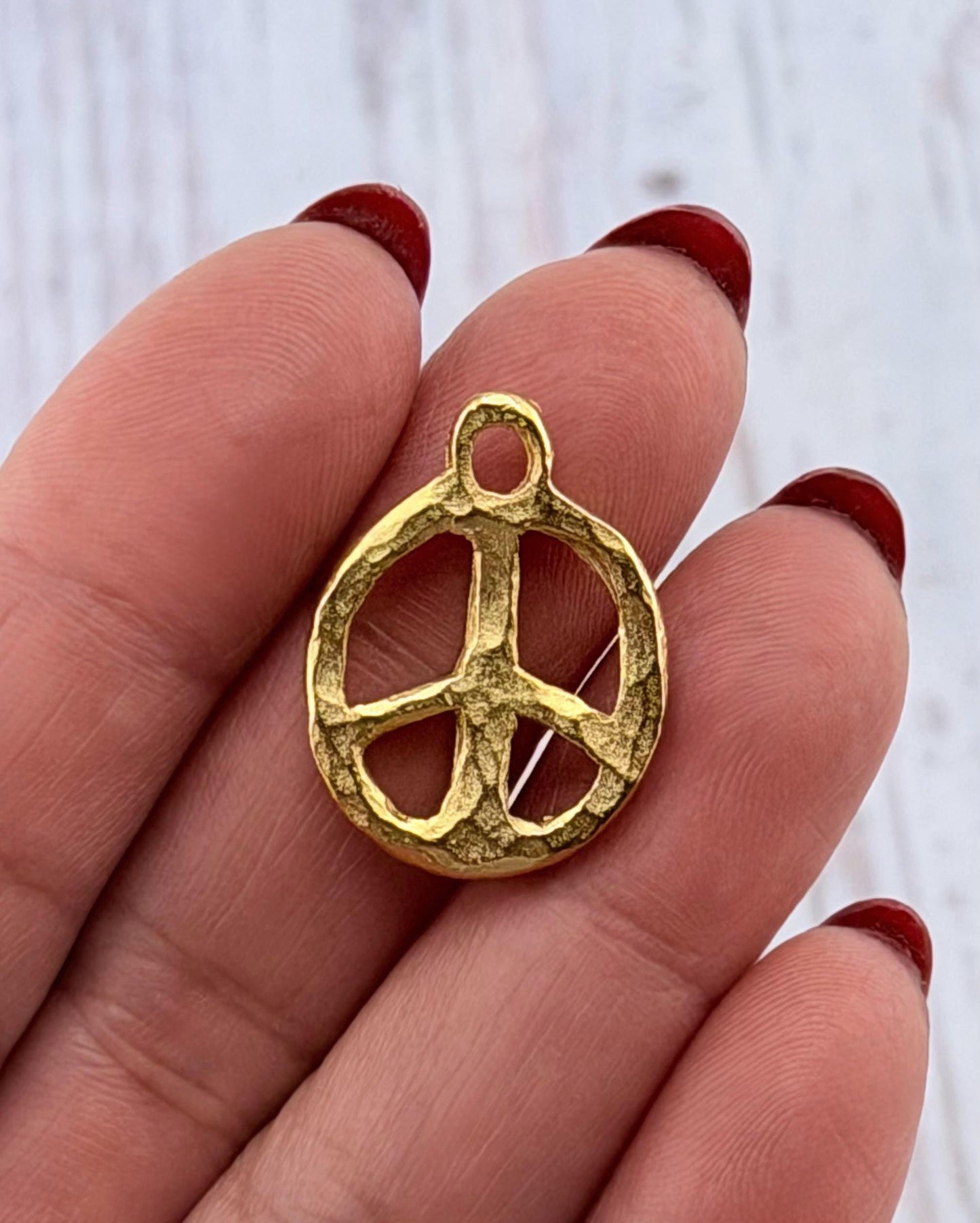 Breloque Peace Sign martelée, plaqué or 18 carats satiné - ST310