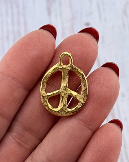Breloque Peace Sign martelée, plaqué or 18 carats satiné - ST310