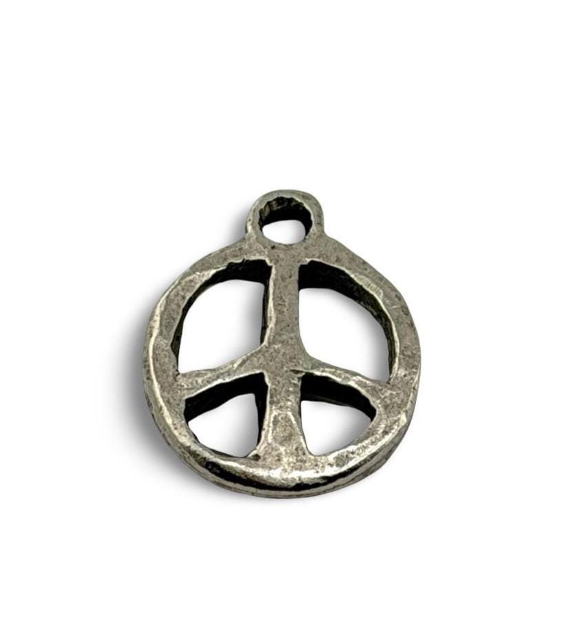 Breloque symbole de paix martelé, étain vieilli - PT490