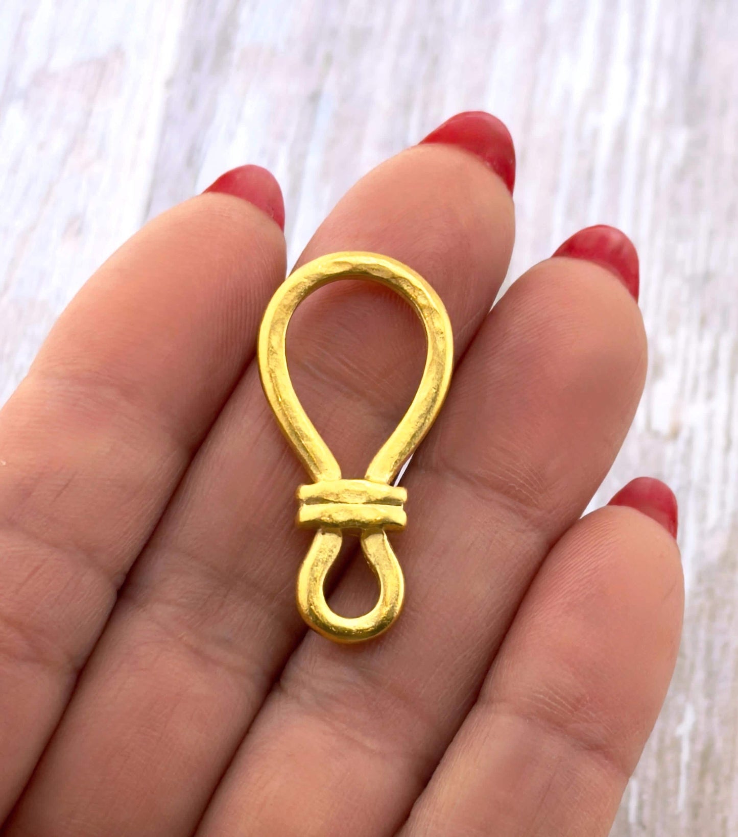 Conector de aro martillado, chapado en oro de 18k satinado - ST658