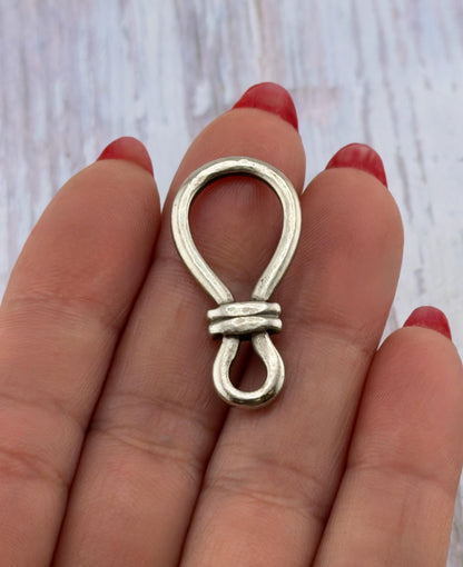 Pendentif connecteur martelé, étain vieilli - PT651