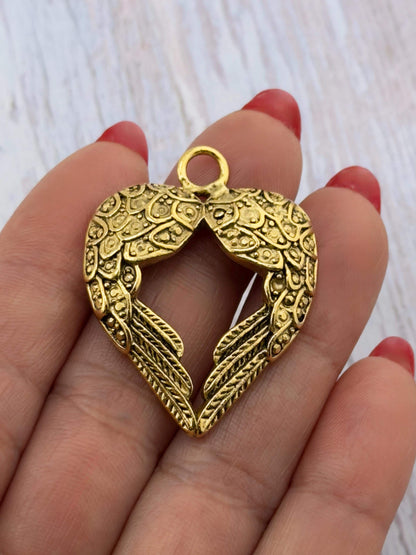 Dije de corazón con alas de ángel, chapado en oro de 18k envejecido - AG057