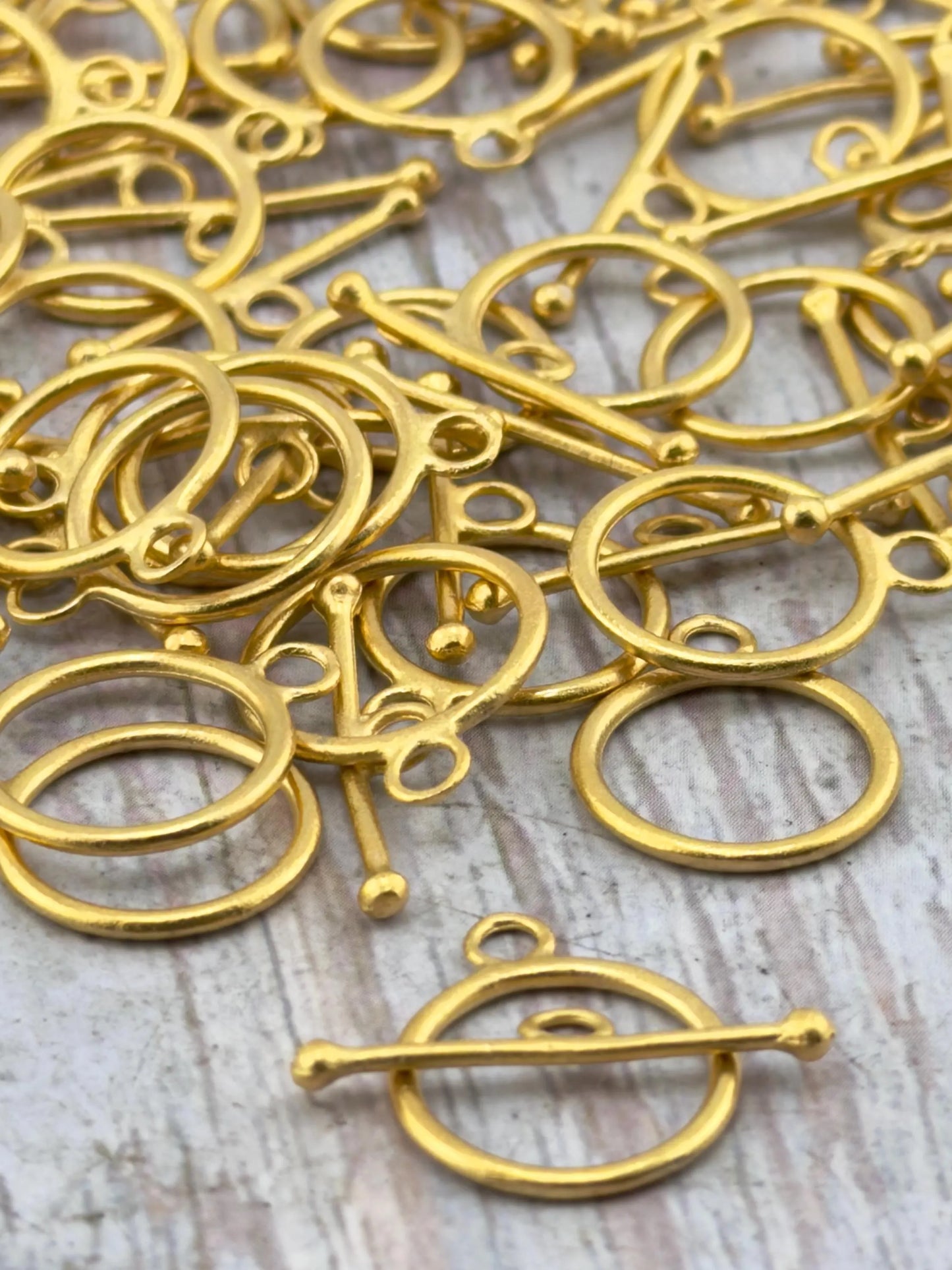 Cierre de Palanca Sencillo, Chapado en Oro de 18K Satinado - ST222