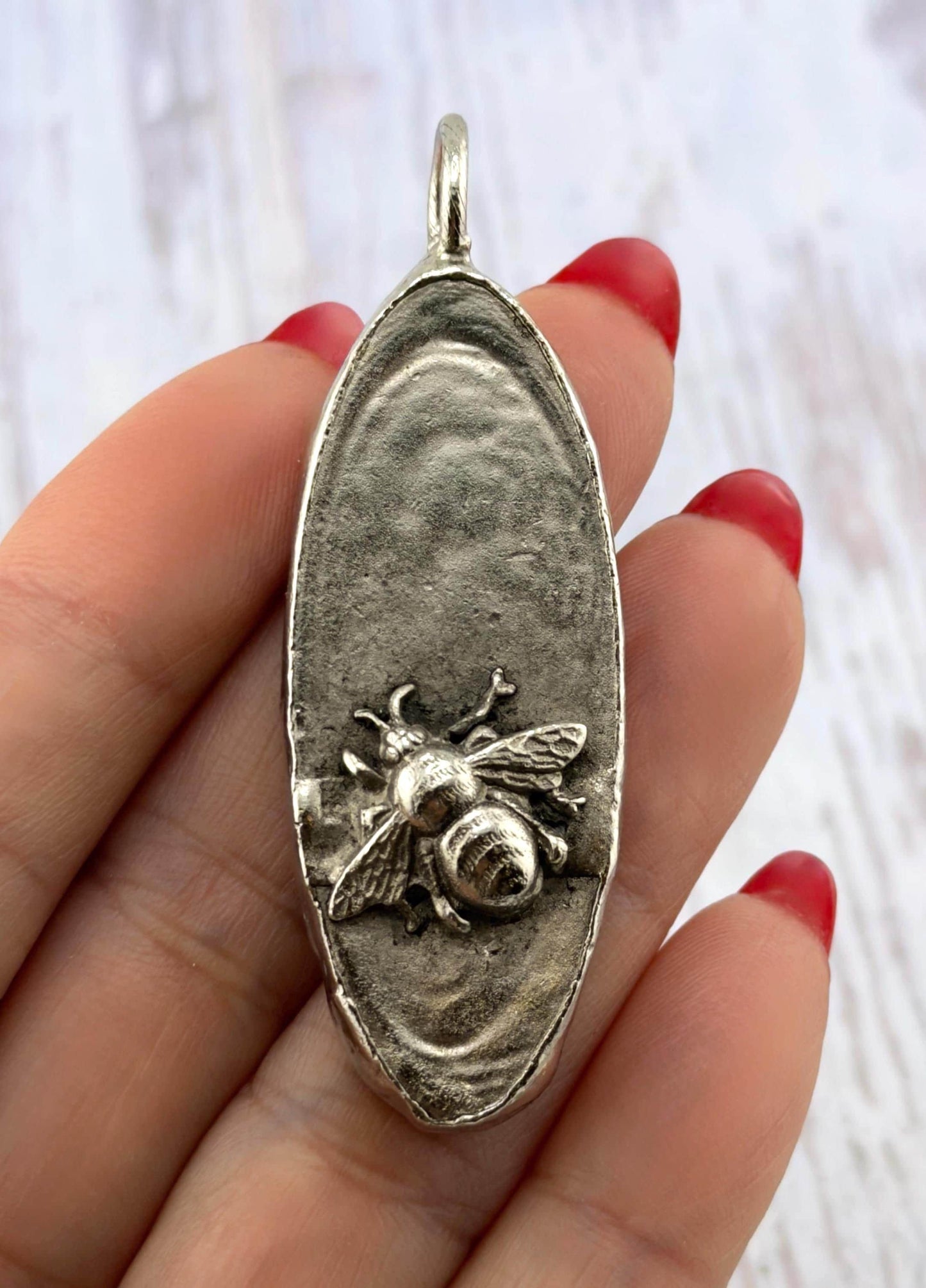 Pendentif abeille ovale, étain vieilli
