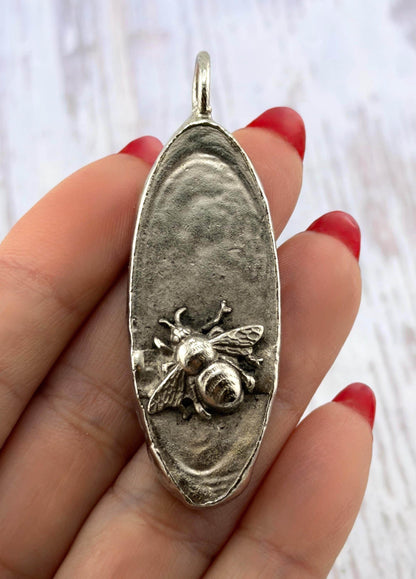 Pendentif abeille ovale, étain vieilli