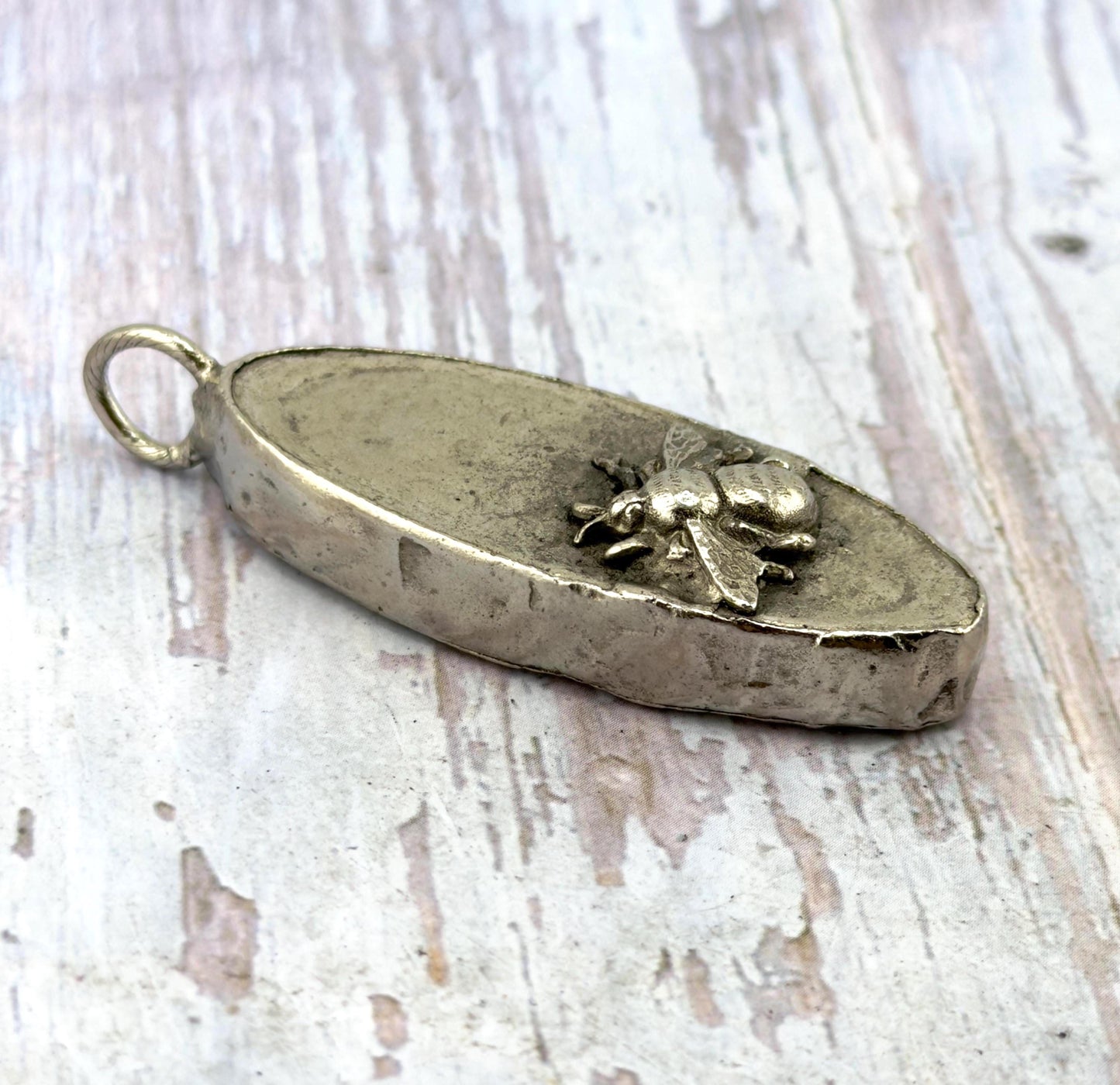 Pendentif abeille ovale, étain vieilli