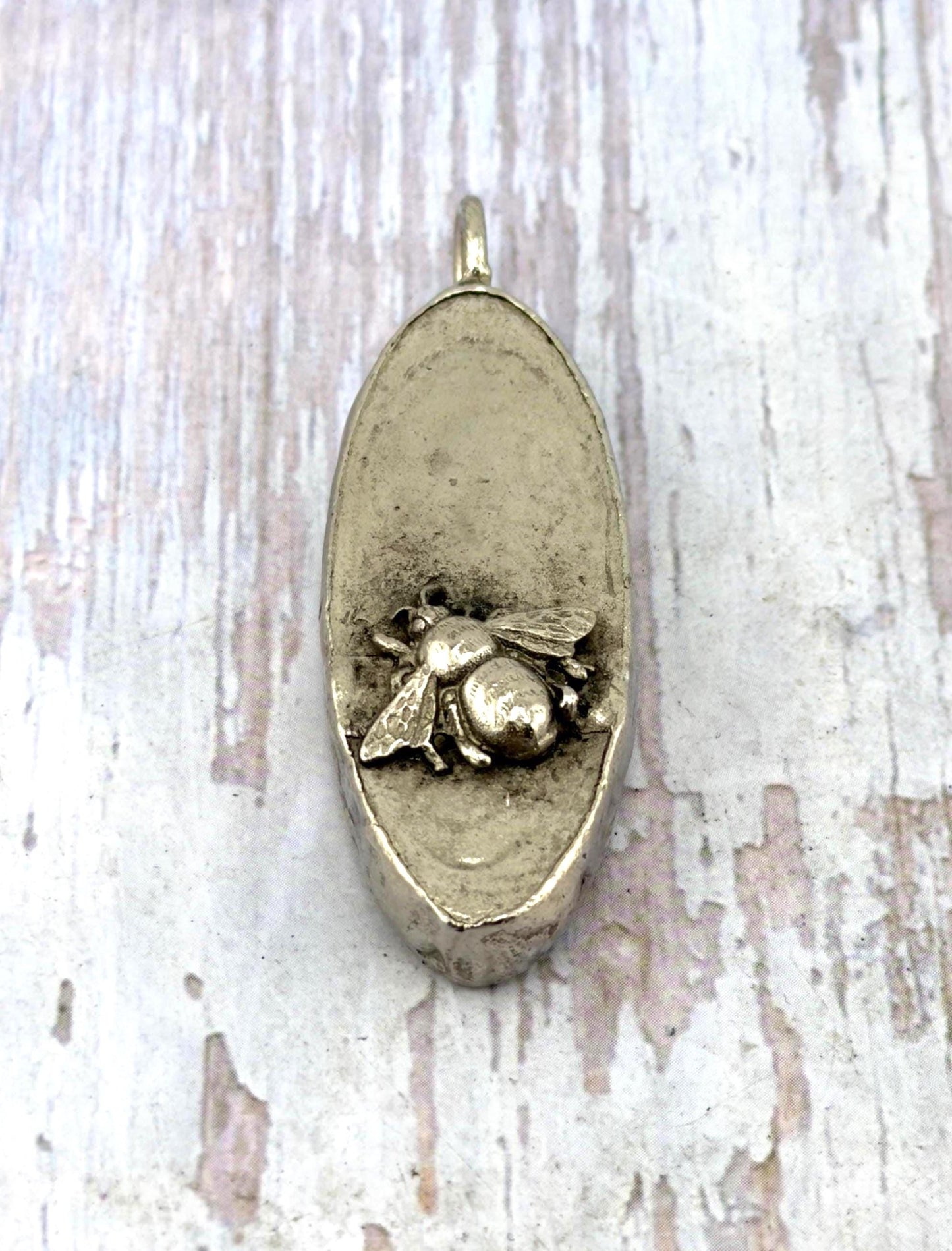 Pendentif abeille ovale, étain vieilli