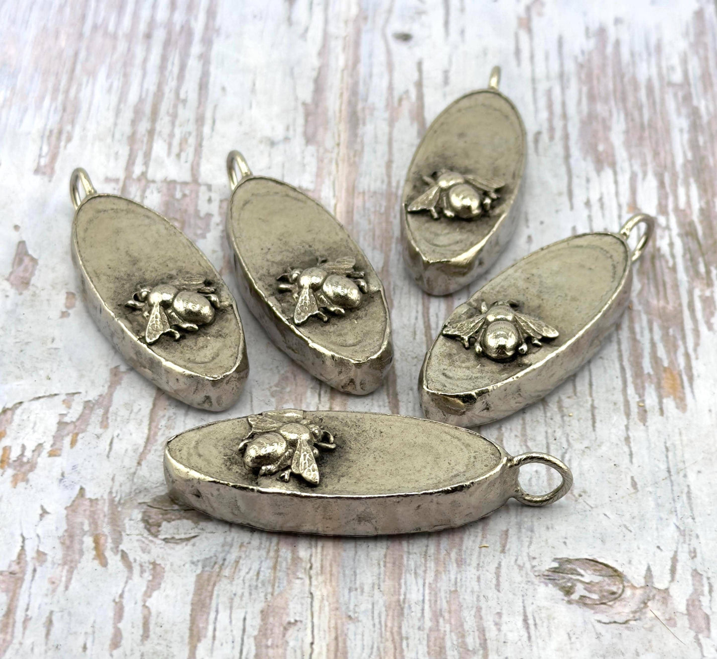 Pendentif abeille ovale, étain vieilli