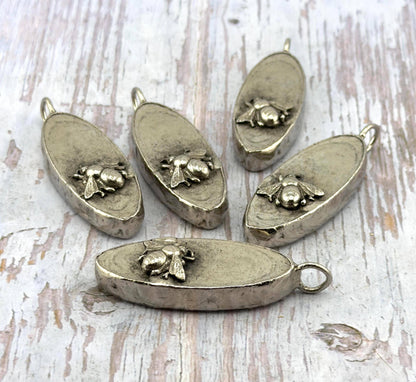 Pendentif abeille ovale, étain vieilli