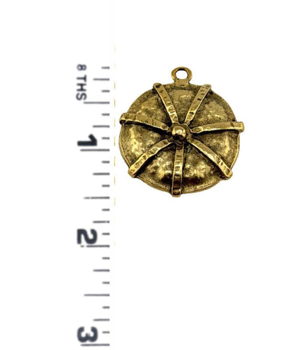 Breloque radieuse martelée, plaquée or 18 carats vieilli - AG070