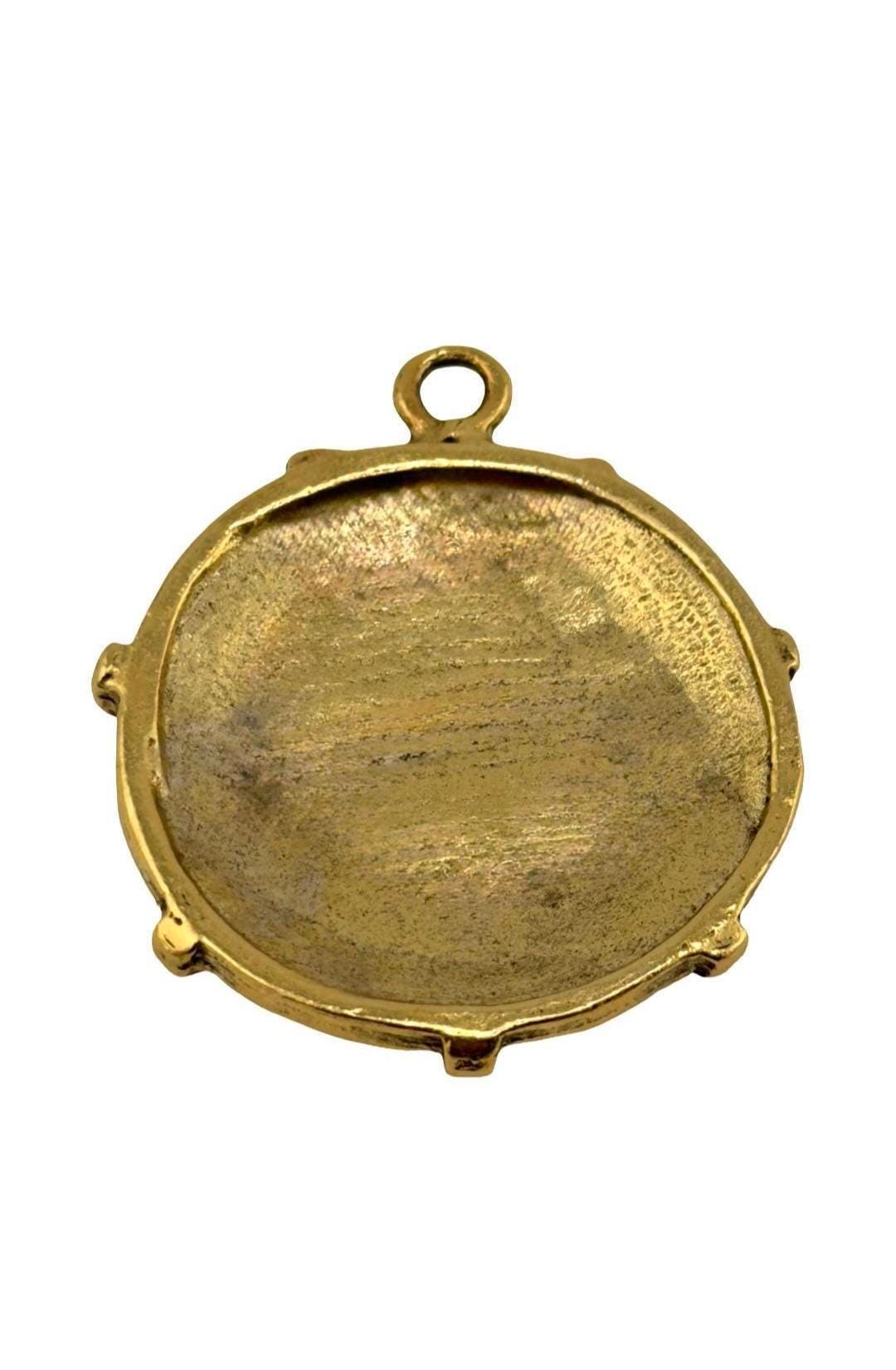 Breloque radieuse martelée, plaquée or 18 carats vieilli - AG070