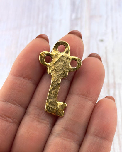 Colgante llave martillada, baño de oro de 18k envejecido - AG065