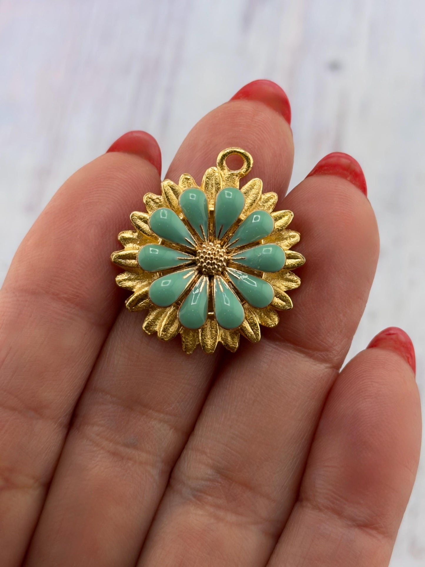 Breloque fleur 3D émaillée turquoise, plaqué or 18 carats satiné - ST580