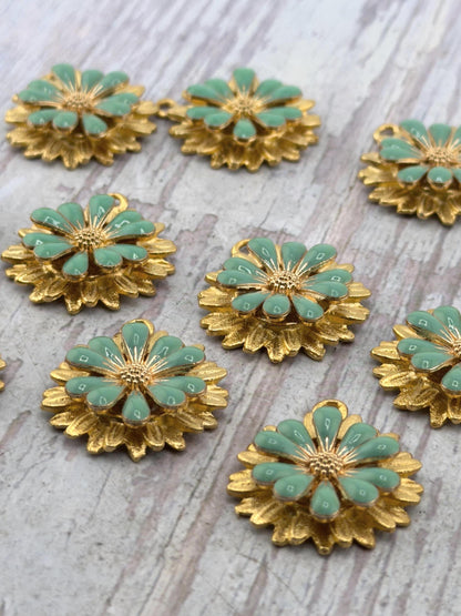 Breloque fleur 3D émaillée turquoise, plaqué or 18 carats satiné - ST580
