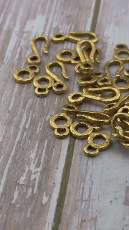 Fermoir crochet martelé, plaqué or 18 carats vieilli - AG167