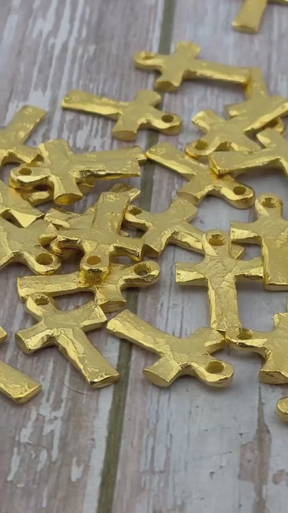 Colgante Cruz Rústica, Baño en Oro de 18k Satinado - ST312