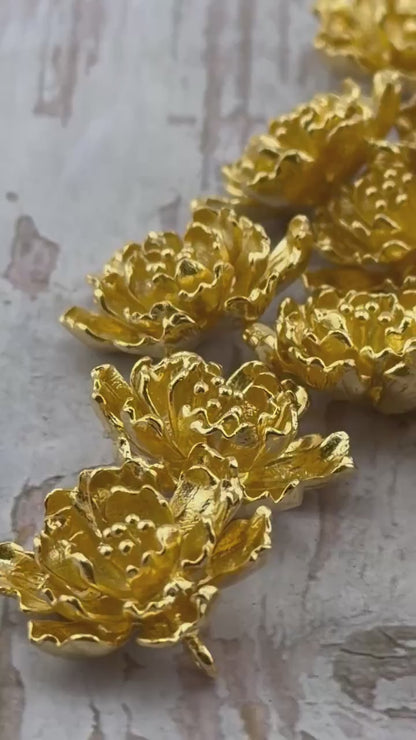Breloque fleur 3D, plaquée or 18 carats et satinée - ST609