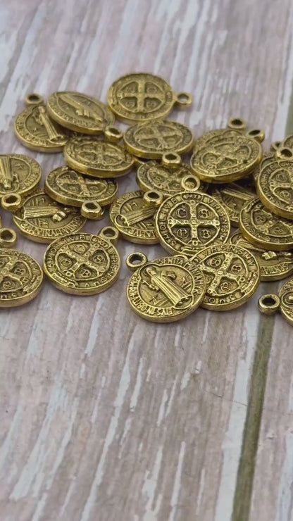 Medalla de protección de San Benito de doble cara, bañada en oro de 18k envejecido - AG013