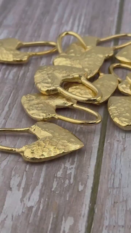Breloque Cœur Martelée avec Boucle Allongée, Plaqué Or 18k Satiné - ST273