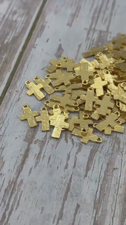 Mini Breloque Croix Vieillie, Plaqué Or 18 carats Satiné - ST328