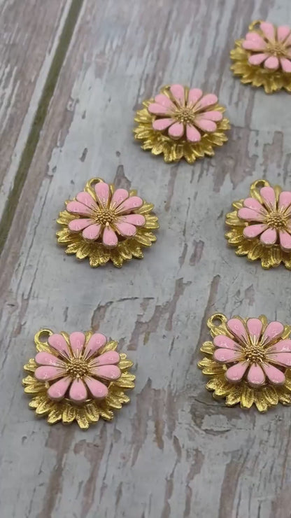 Breloque fleur 3D émaillée rose pastel, plaqué or 18 carats satiné - ST578