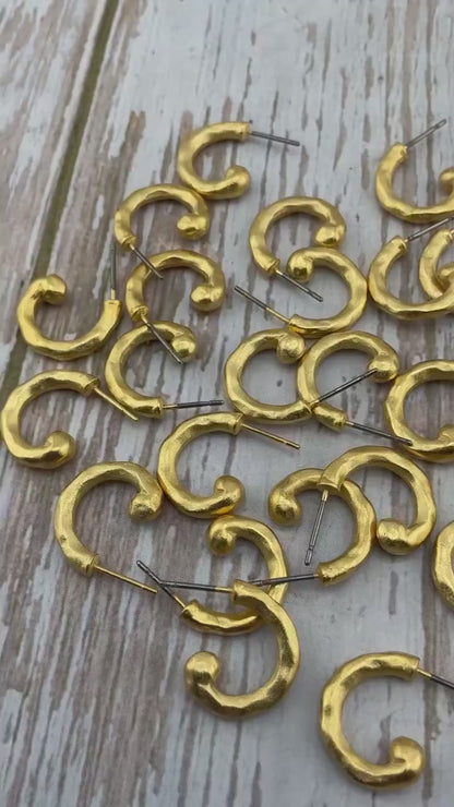 Pendientes Mini de Medio Aro Martillado, Chapado en Oro de 18k Satinado - ST689
