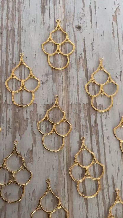 Dije Colgante de Vieira Art Decó, Chapado en Oro de 18K Satinado - ST595