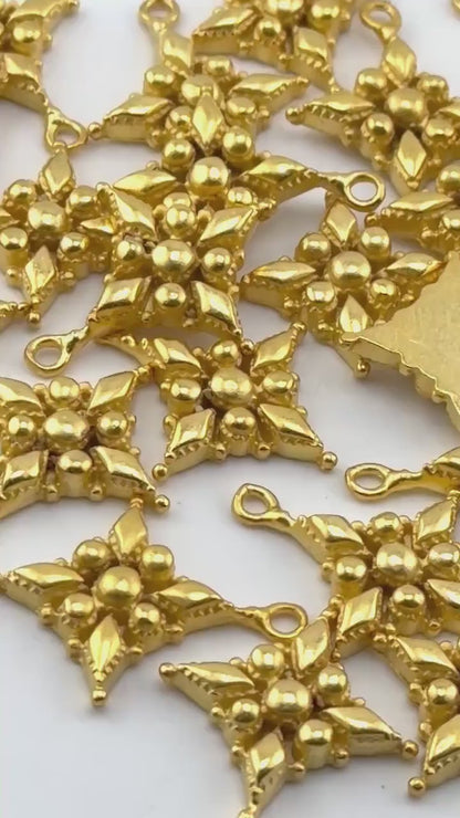 Breloque Croix Fleurie, Plaqué Or 18 carats Satiné - ST638