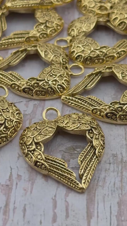 Dije de corazón con alas de ángel, chapado en oro de 18k envejecido - AG057