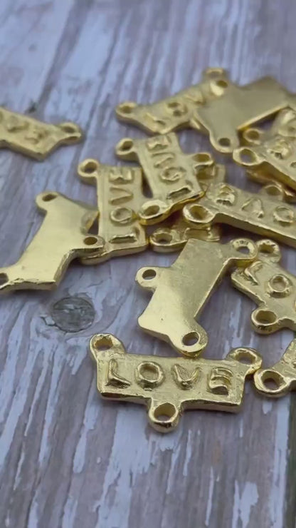Connecteur de mot « Love », plaqué or 18 carats satiné – ST297