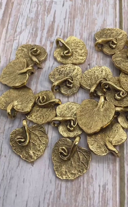 Pendentif Feuille de Mélisse, Plaqué Or 18 Carats Vieilli - AG009