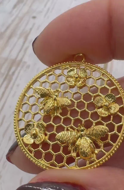 Pendentif médaillon abeilles et fleurs, plaqué or 18 carats satiné - ST559