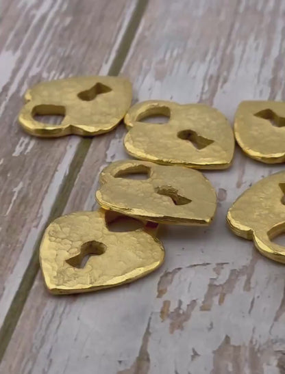 Breloque cœur cadenas martelé, plaqué or 18 carats satiné - ST292