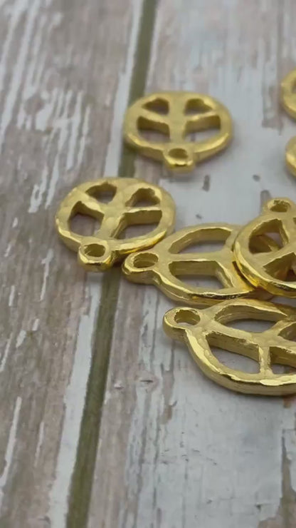 Breloque Peace Sign martelée, plaqué or 18 carats satiné - ST310