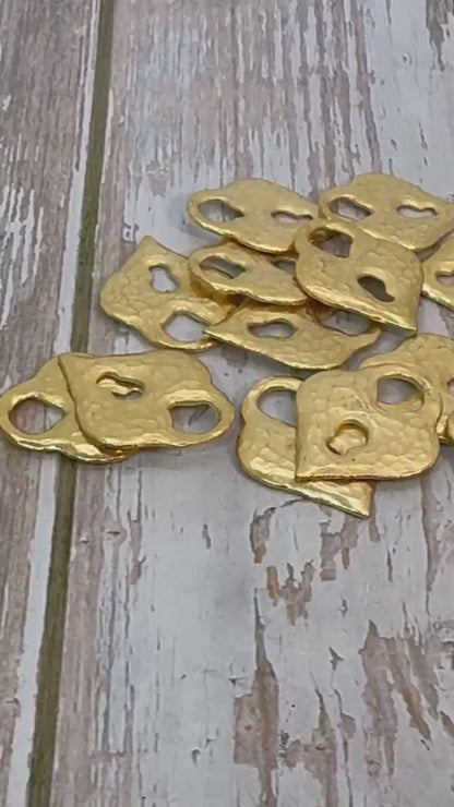 Breloque cœur cadenas martelé, plaqué or 18 carats satiné - ST327