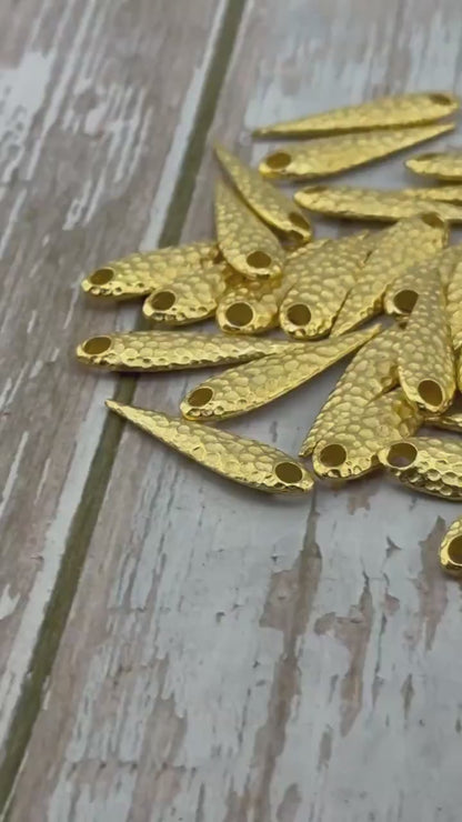 Larmes martelées incurvées et hérissées, plaqué or 18 carats satiné - ST344