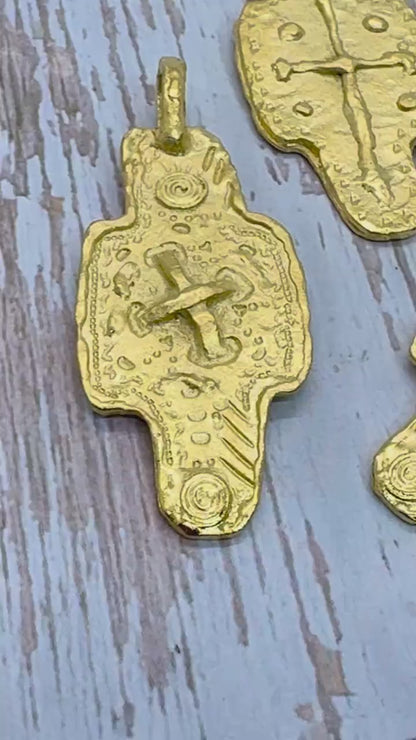 Grand pendentif croix double face, plaqué or 18 carats satiné - ST561