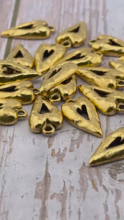 Dije Corazón Martillado, Colgante Bañado en Oro de 18K Envejecido - AG557