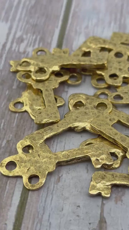 Colgante llave martillada, baño de oro de 18k envejecido - AG065