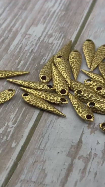 Larmes martelées, courbées et épineuses, plaqué or 18 carats vieilli - AG164